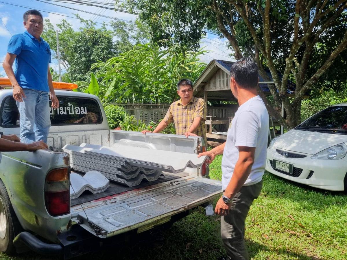 ลงพื้นที่มอบกระเบื้องหลังคาให้กับผู้ประสบภัย หมู่ที่ ๒,๗