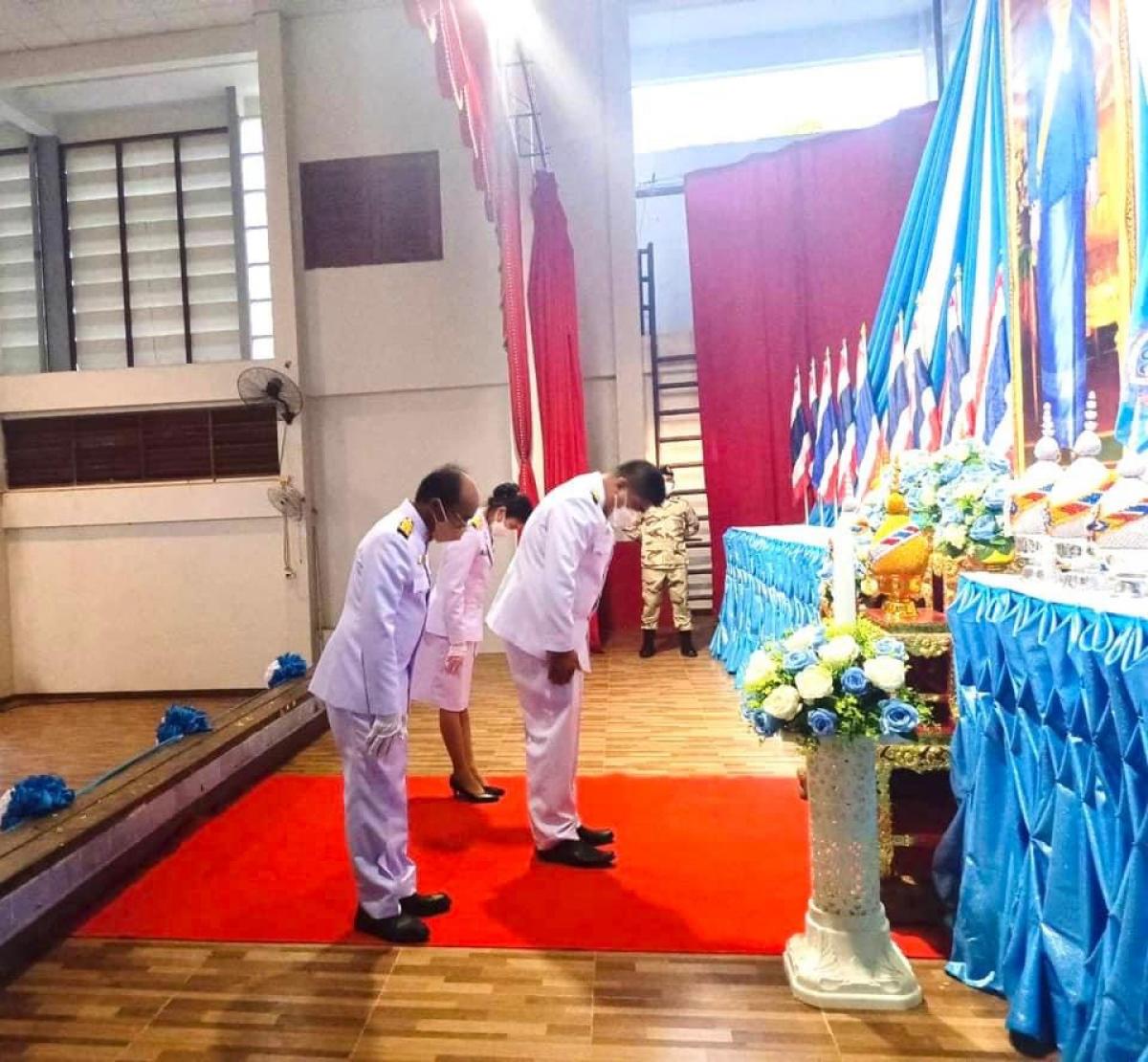ร่วมพิธีถวายเครื่องราชสักการะและวางพานพุ่ม และพิธีจุดเทียนถวายพระพรชัยมงคล