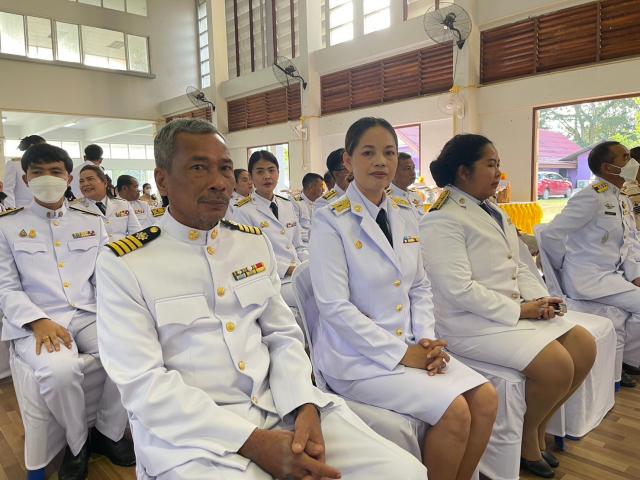 ร่วมพิธีทำบุญตักบาตรถวายพระราชกุศล และพิธีวางพานพุ่มดอกไม้และพิธีถวายบังคม เนื่องในวันคล้ายวันพระบรมราชสมภพ พระบาทสมเด็จ